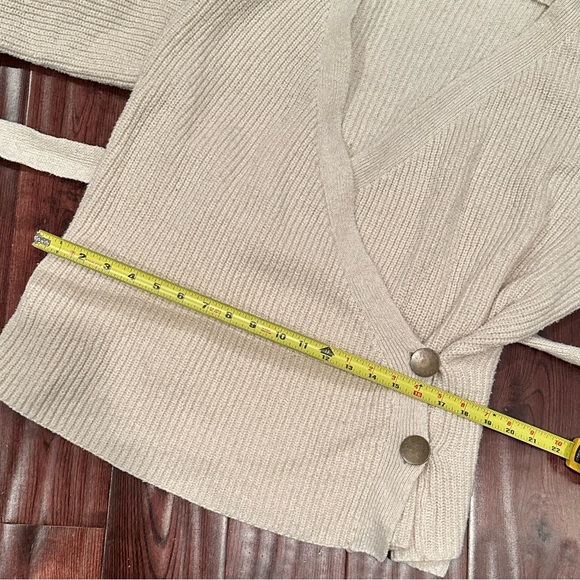 Cream wrap sweater with belt and gold details - Picture 5 of 6